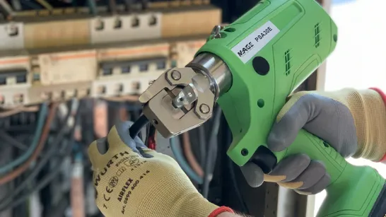 PSA55E, outil de sertissage en utilisation